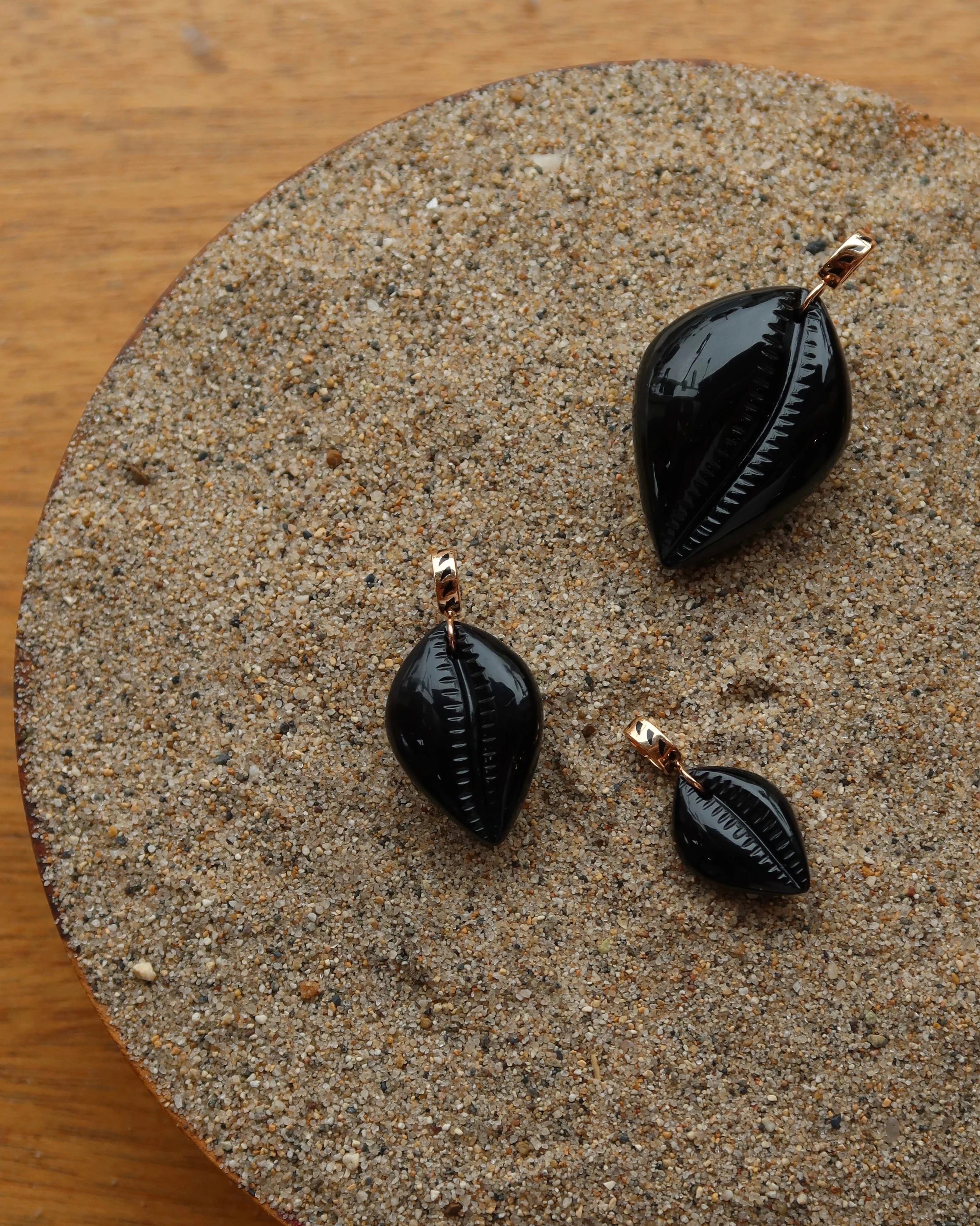 Carved Cowry Charm Sz M | Onyx - Image 2