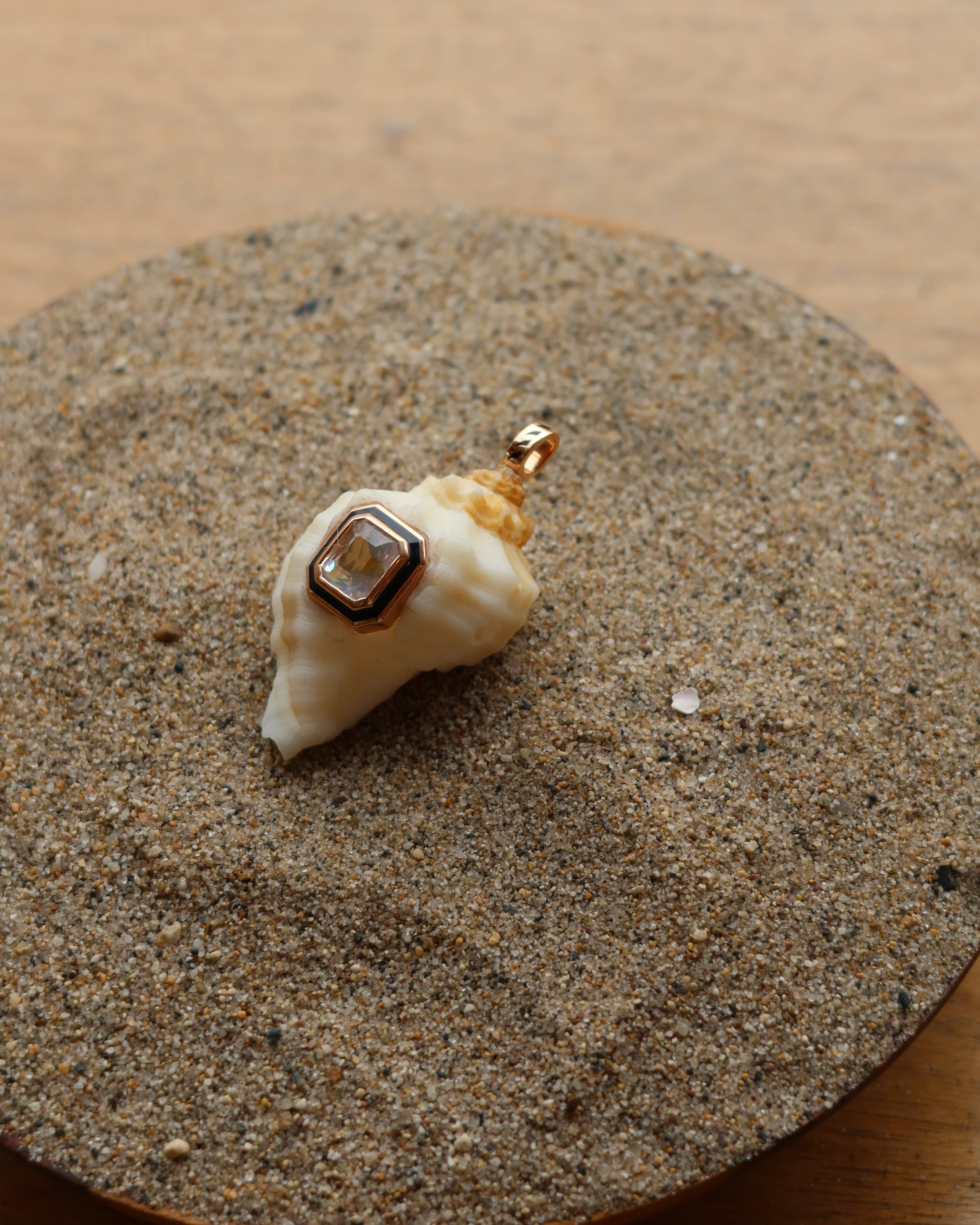 Cassis Shell With Moonstone Sz L - Image 4