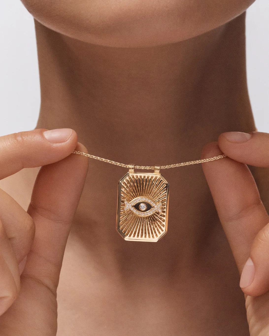 Eye Scapular | 18k Yellow Gold - Image 2