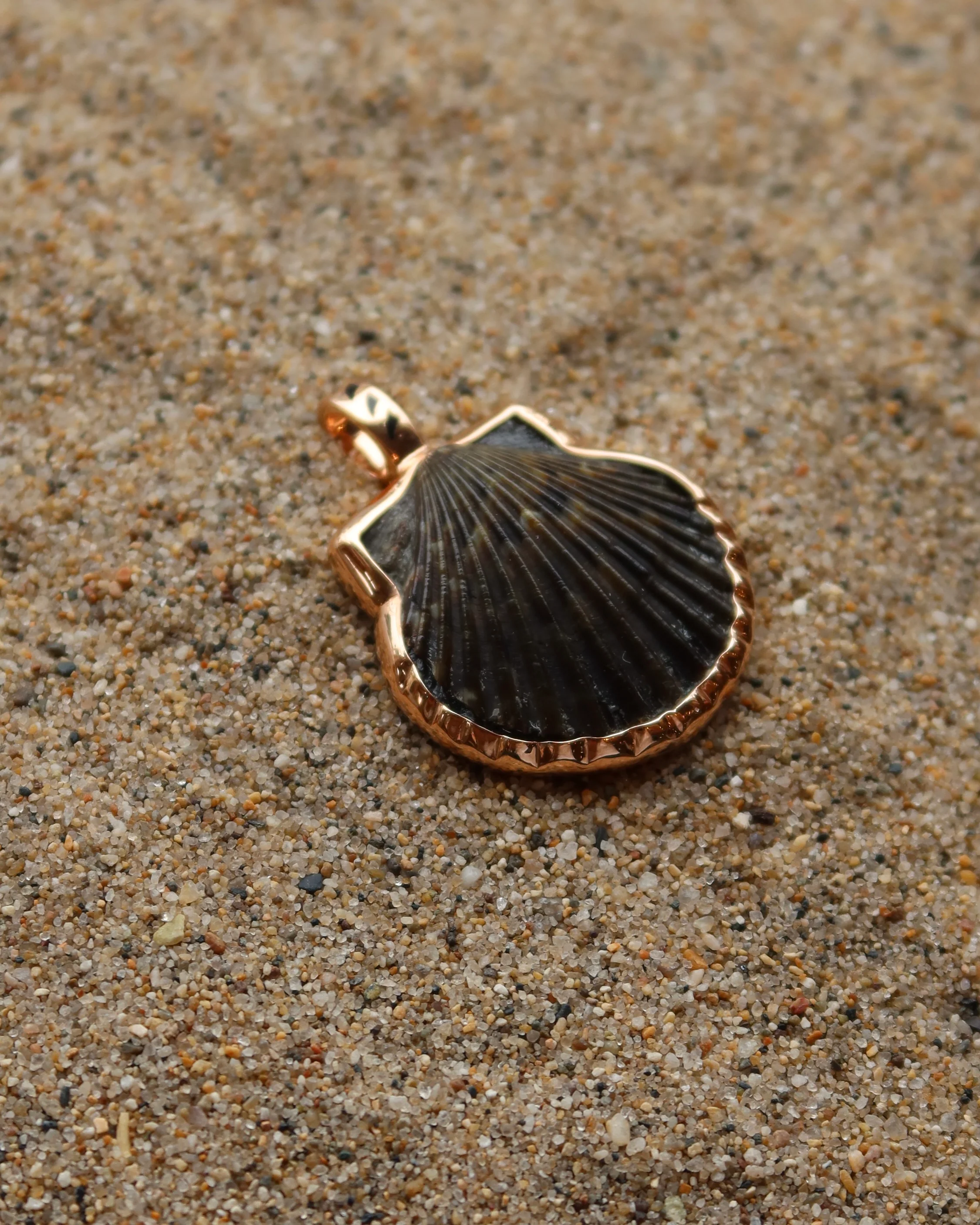 Natural Clam With Rose Gold Charm Sz M - Image 2